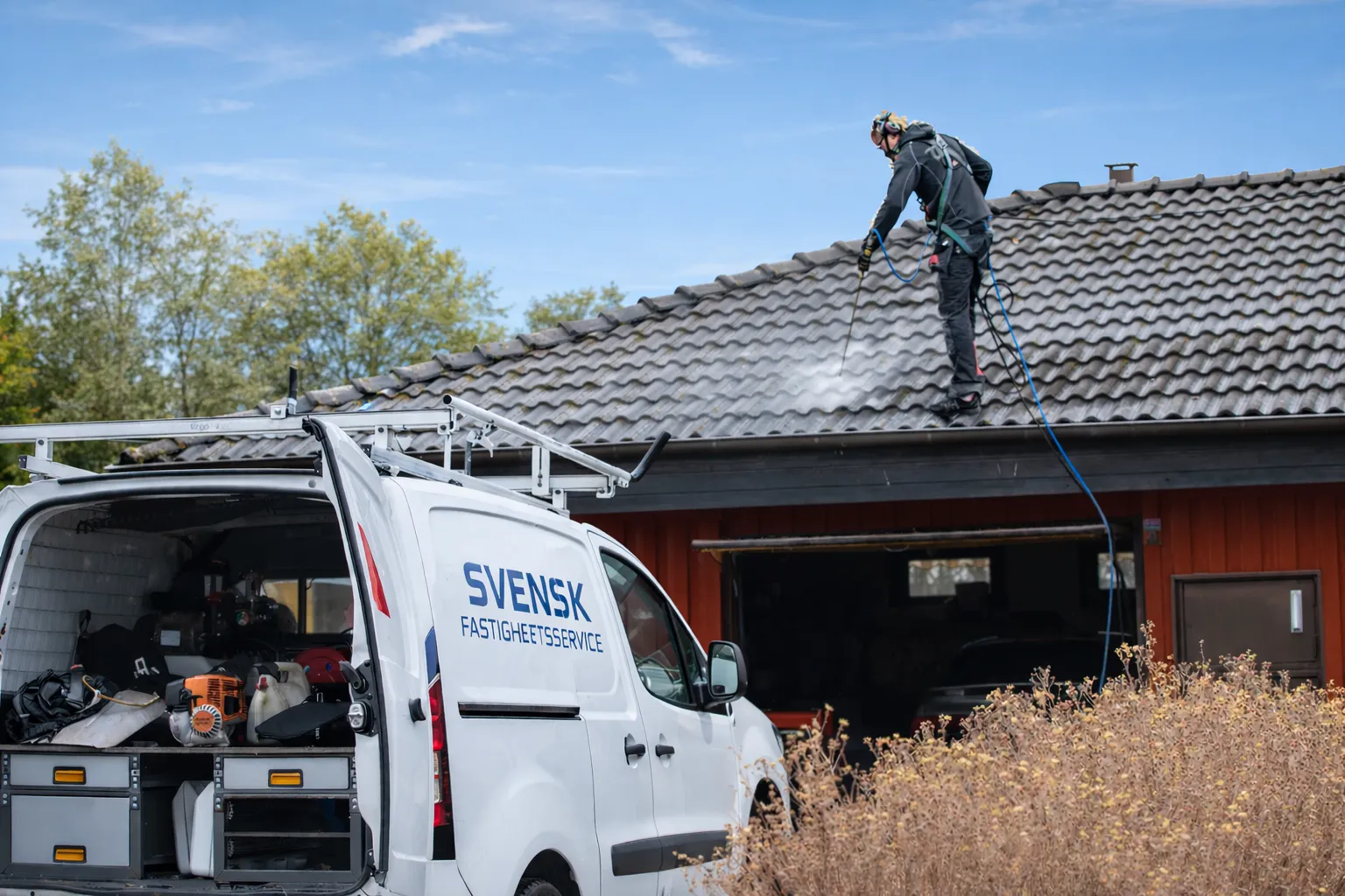 Professionella taktvättare vid svensk villa