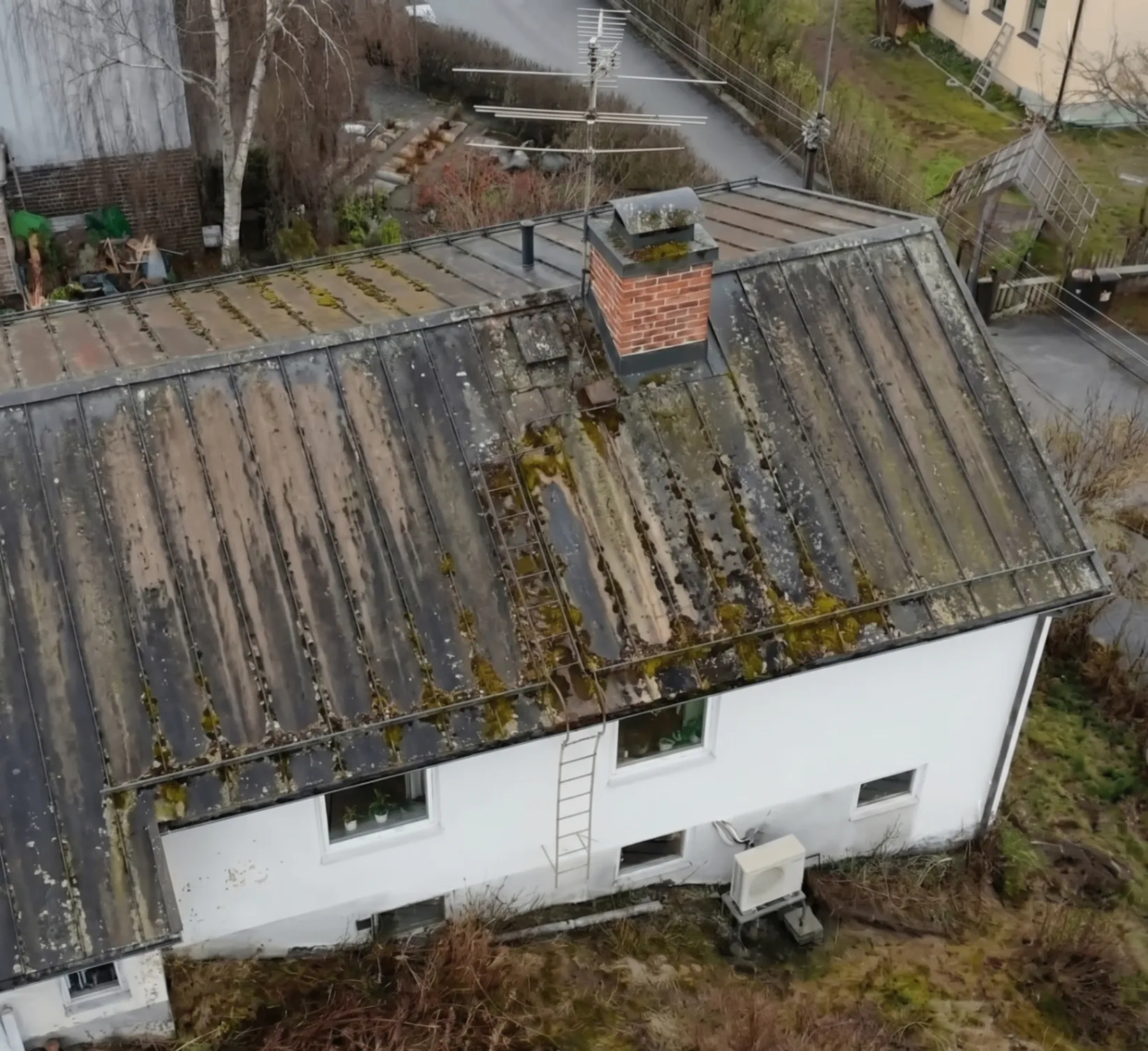 Plåttak före och efter tvätt – före