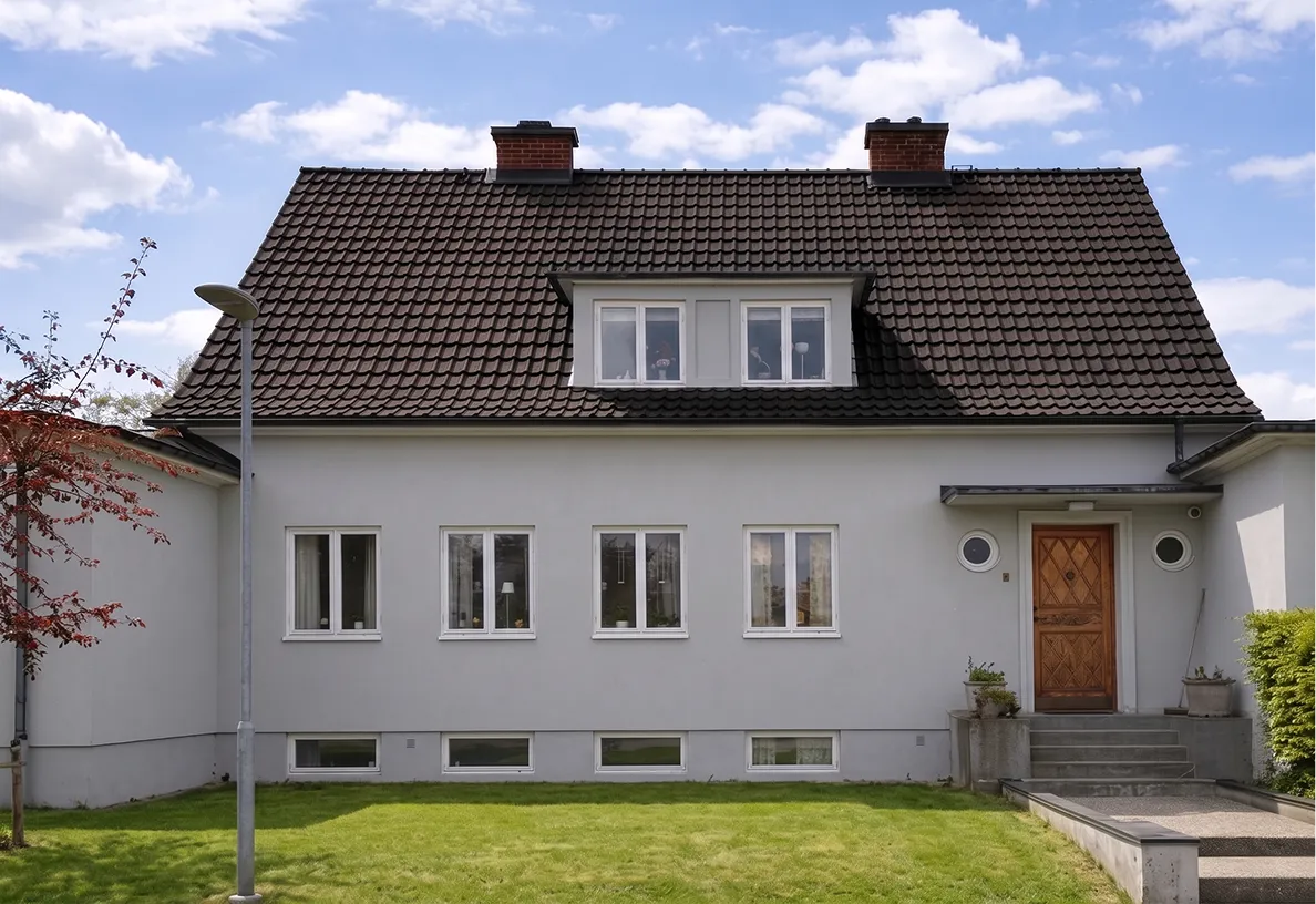 Villa i Nacka – betongtak med kraftig mossa – efter