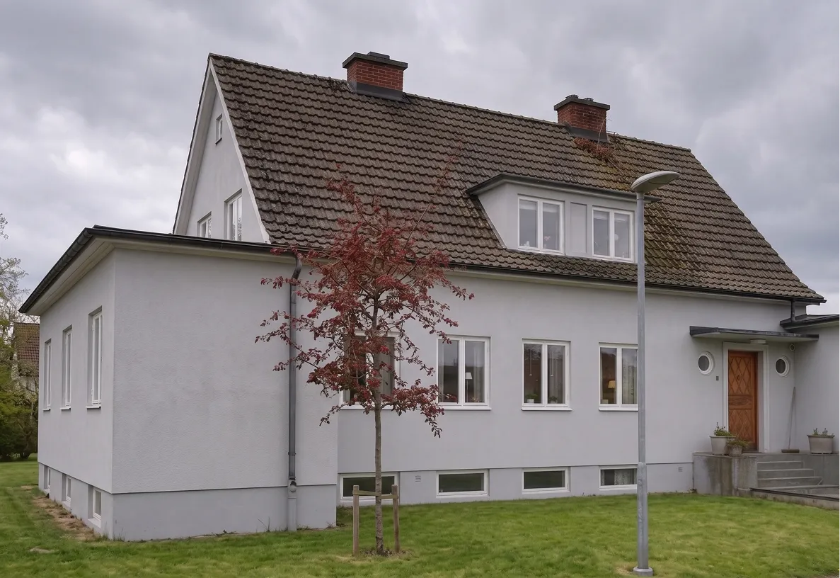 Villa i Nacka – betongtak med kraftig mossa – före
