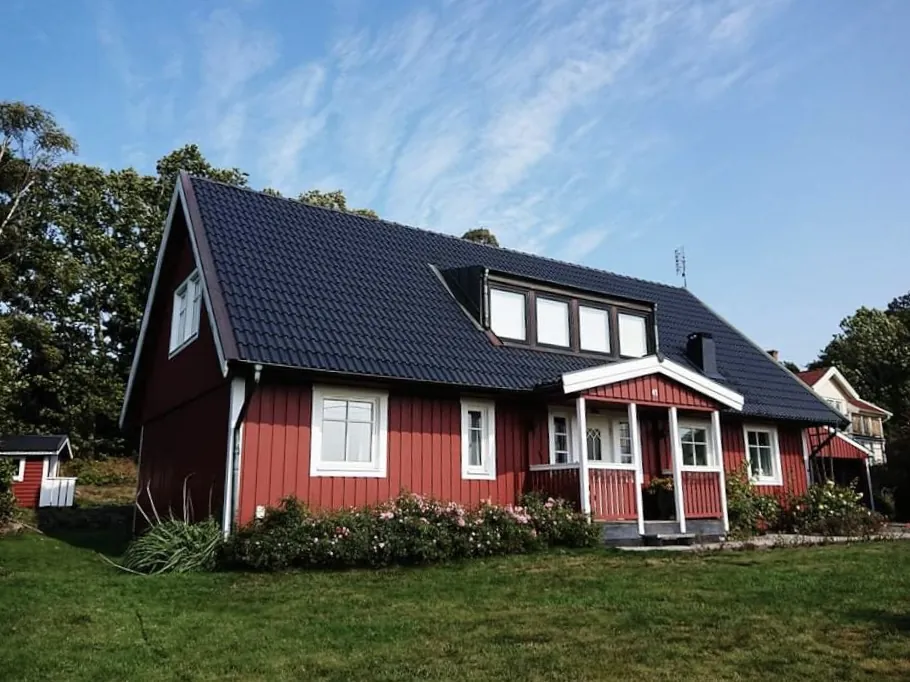 Falurött torp i Vaxholm – svart tak – efter