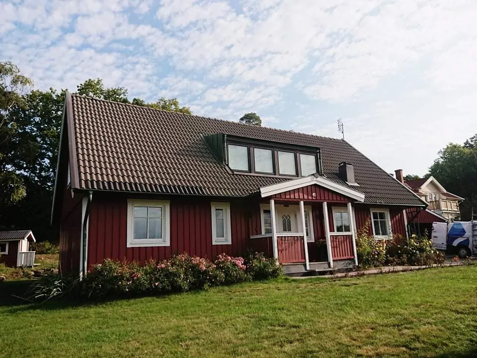 Falurött torp i Vaxholm – svart tak – före