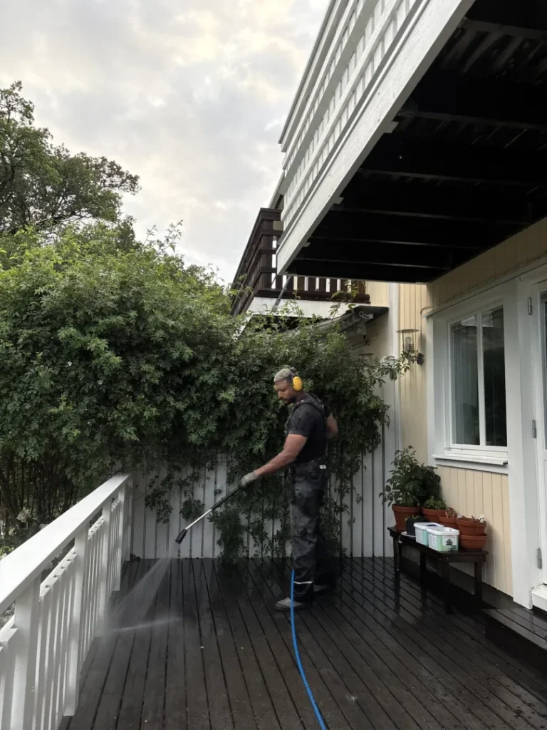 Betongtak målat i tegelröd kulör – Svensk Fastighetsservice