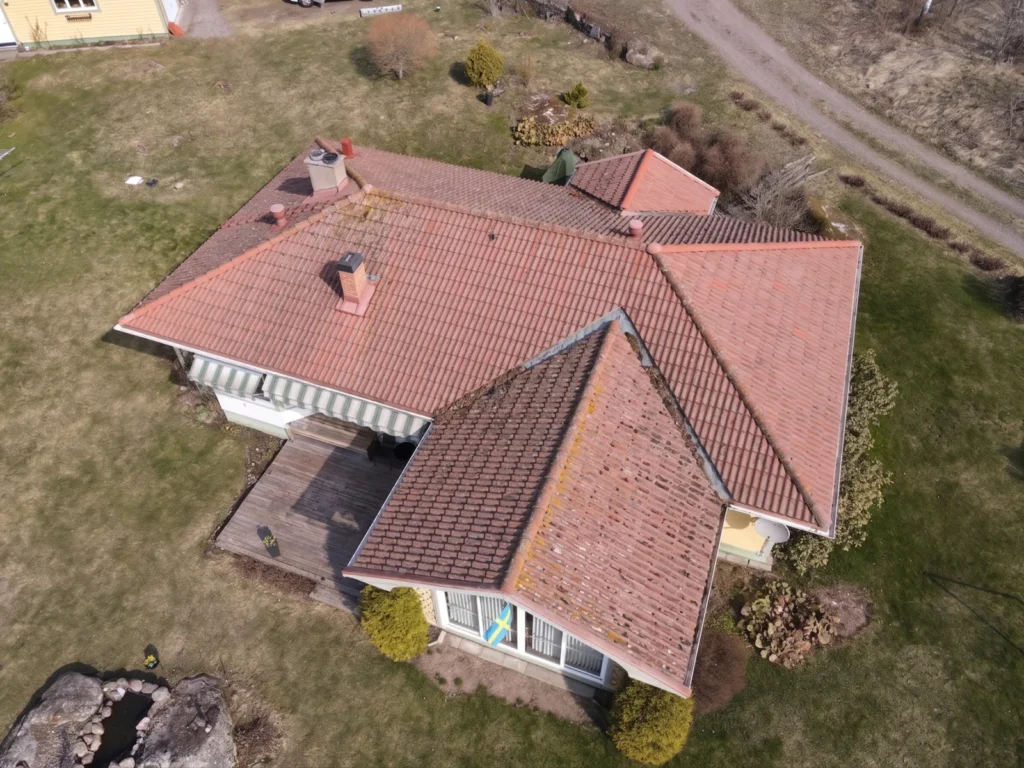 Tegeltak i Täby före takvård – Svensk Fastighetsservice