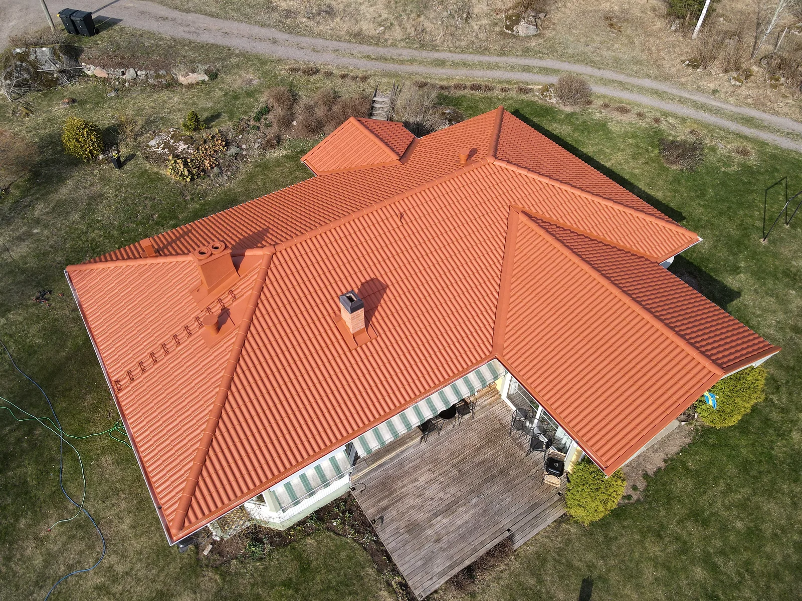 Tak målat i kulören tegelröd